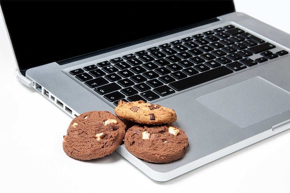 Bild eines Laptops auf dem 3 Kekse liegen