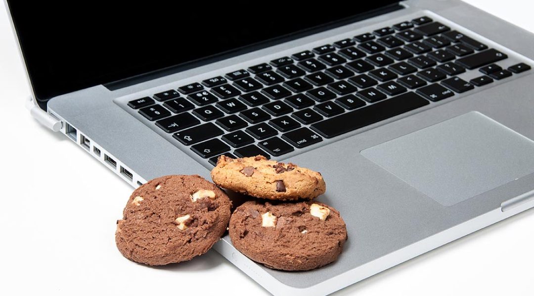 Bild eines Laptops auf dem 3 Kekse liegen