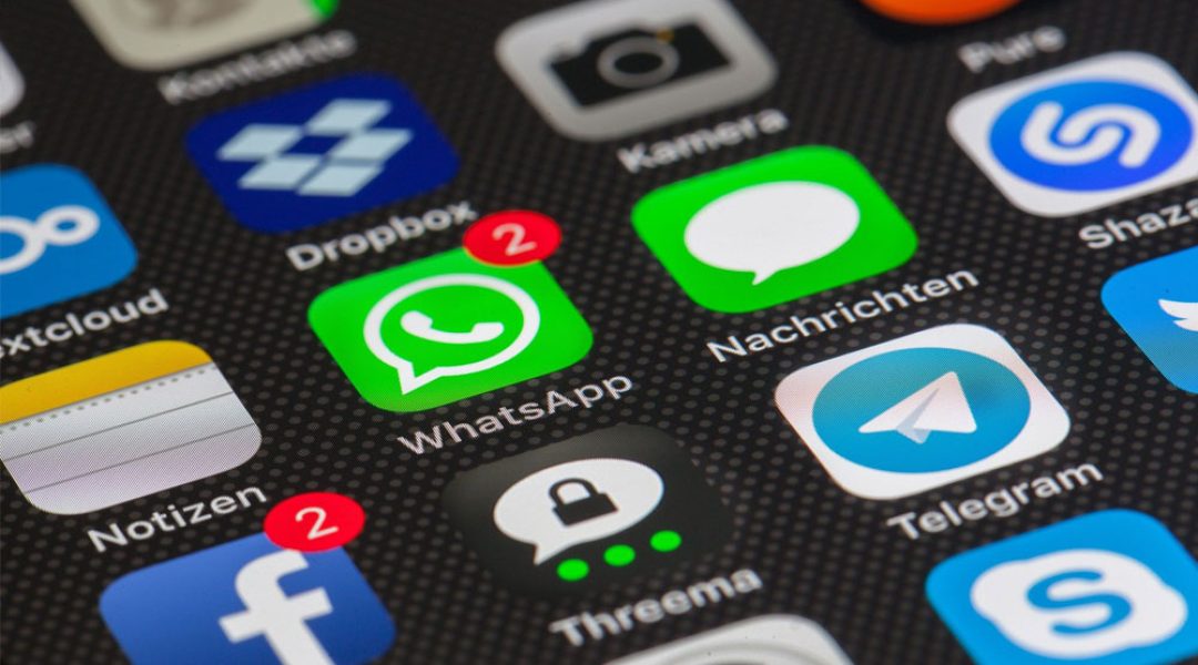 Nahaufnahme eines Smartphone-Bildschrims mit einer Übersicht verschiedener App icons